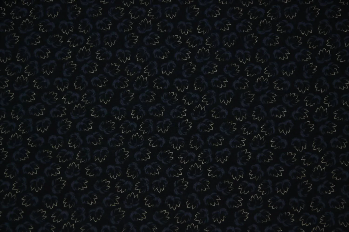 quiltstof-donkerblauw-blaadjes in blauw.