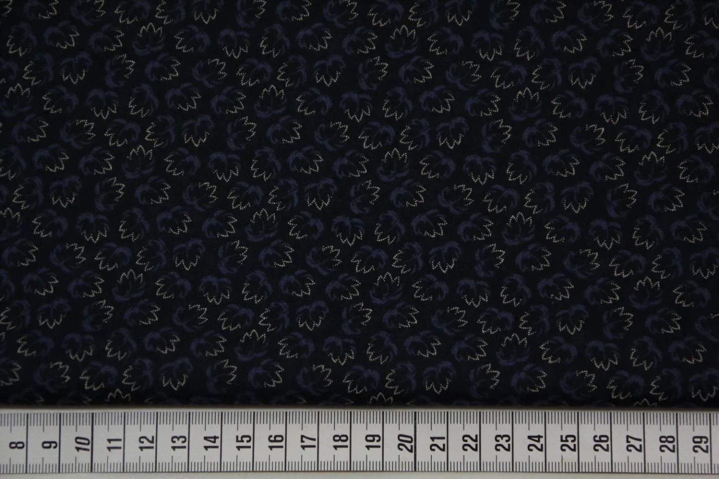 quiltstof-donkerblauw-blaadjes in blauw.