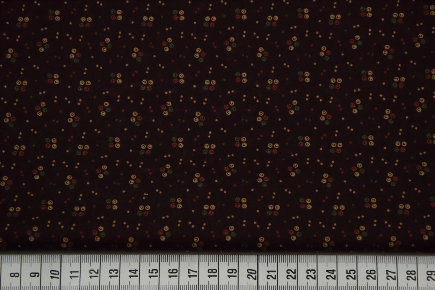 quiltstof-aubergine-stippen in groepjes-.