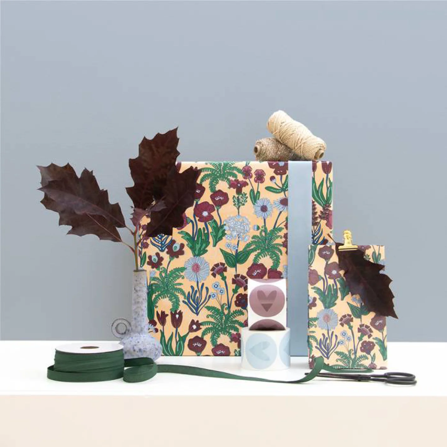 HOP hip inpakpapier bloemen perzik paars.