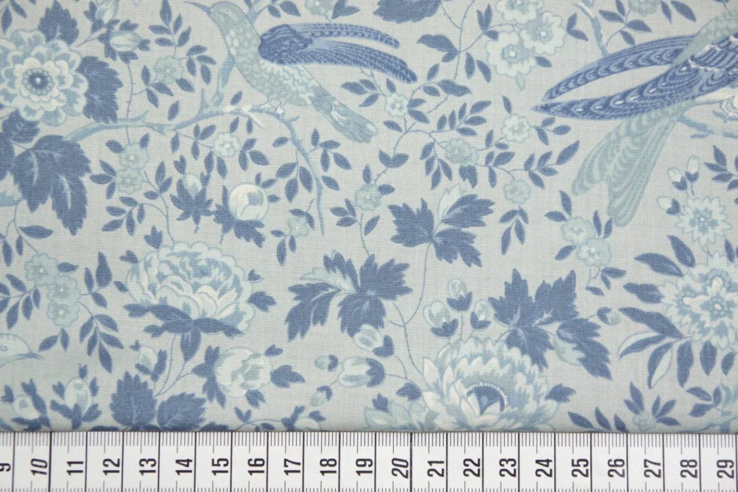 quiltstof-licht grijsblauw met bloemen e.