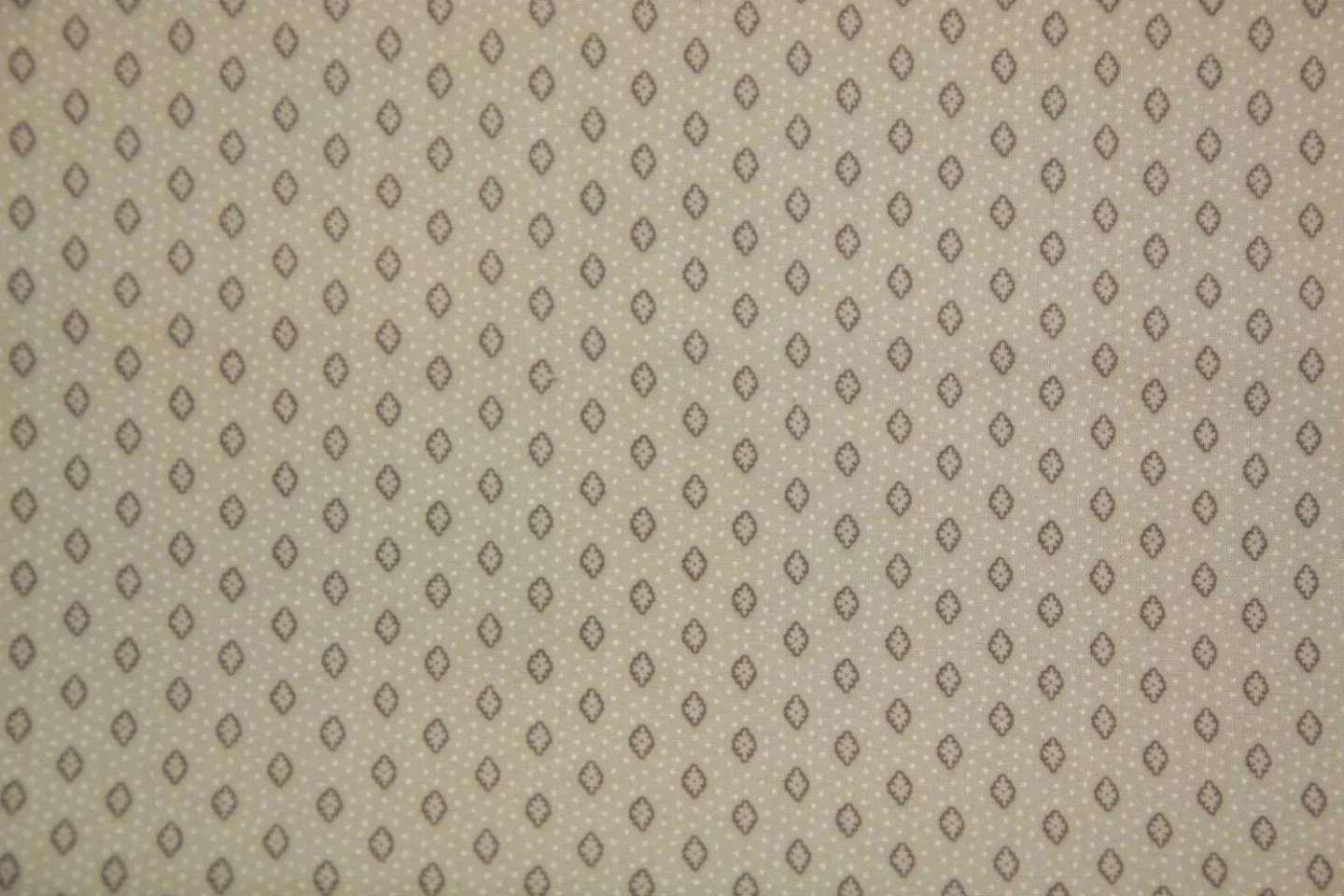 quiltstof-taupe-bruine wybers en ivoren.