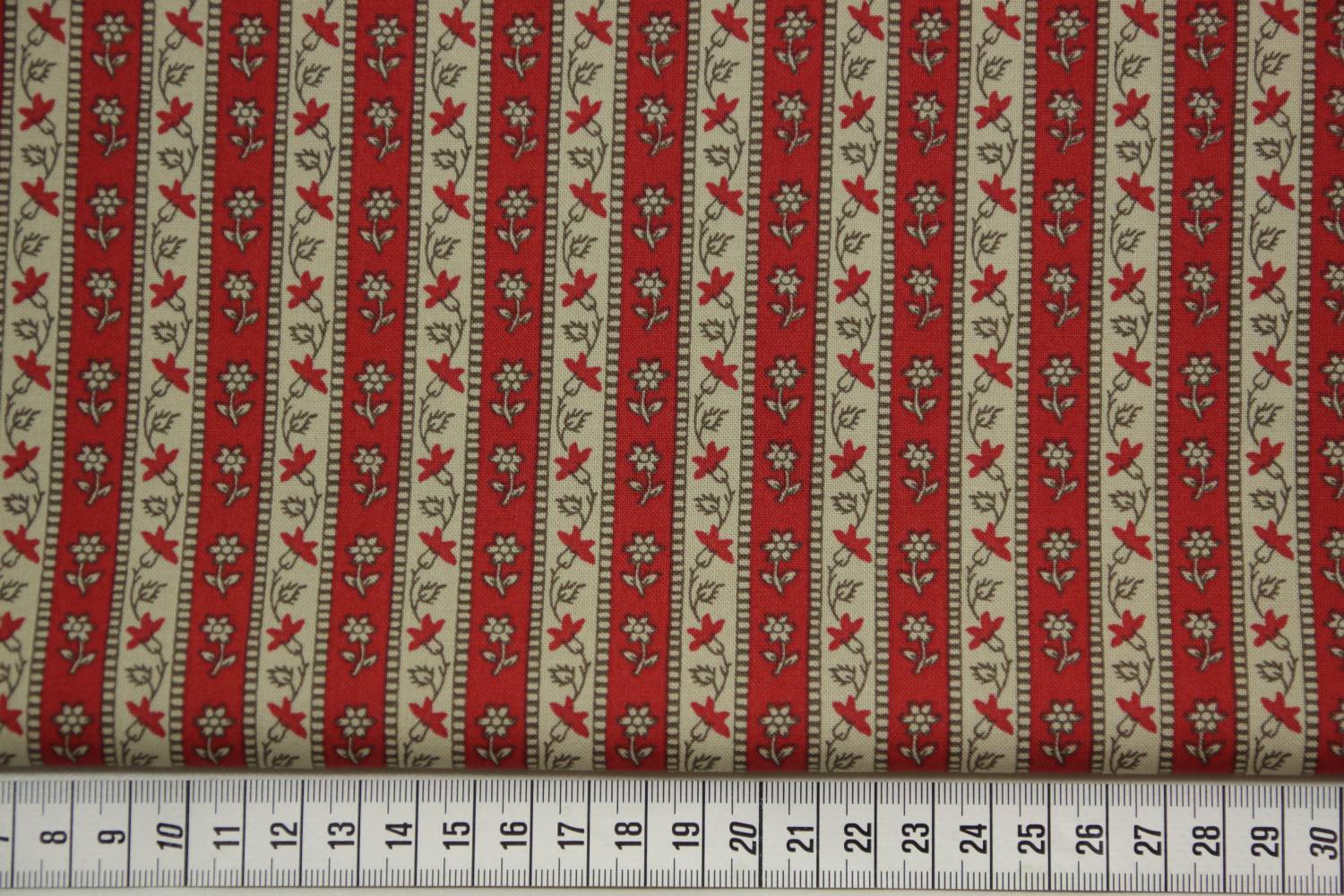 quiltstof-taupe-rood gestreept-randstof-