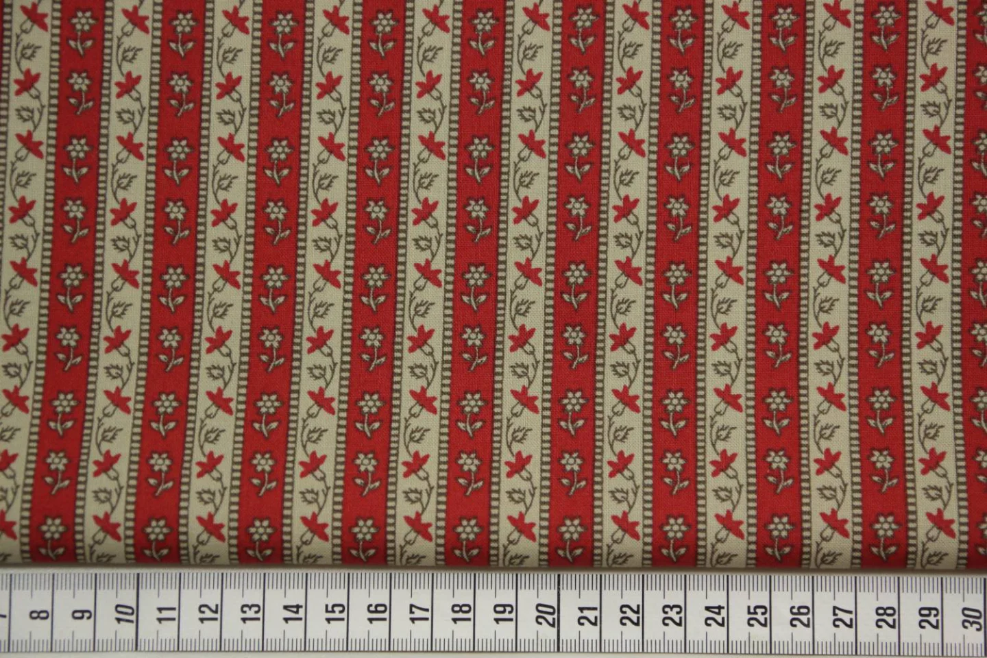quiltstof-taupe-rood gestreept-randstof-.