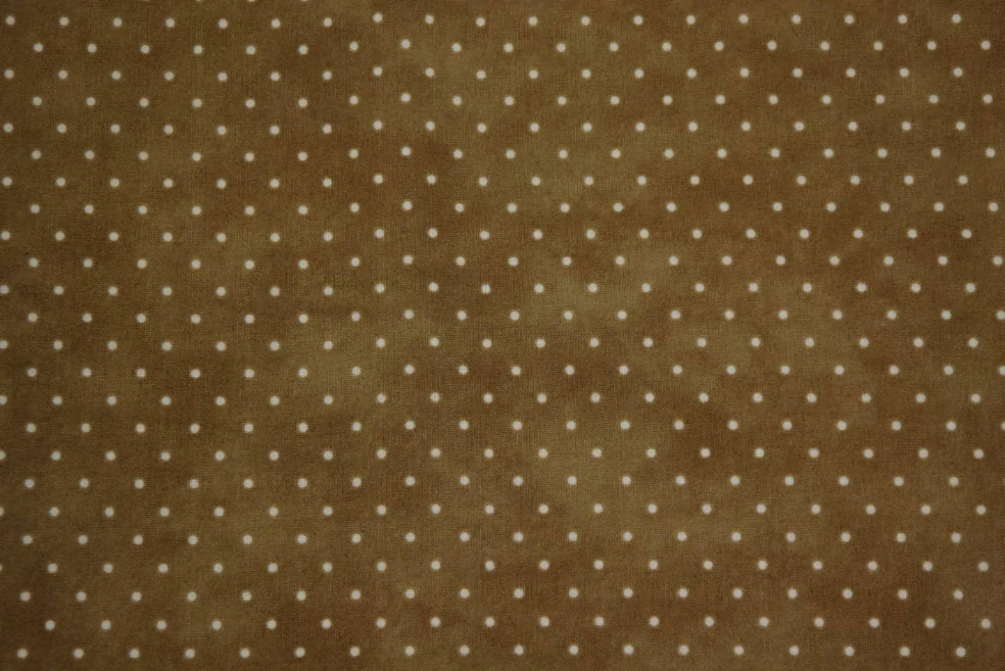 quiltstof-lichtbruin-witte stip-MAS 609.