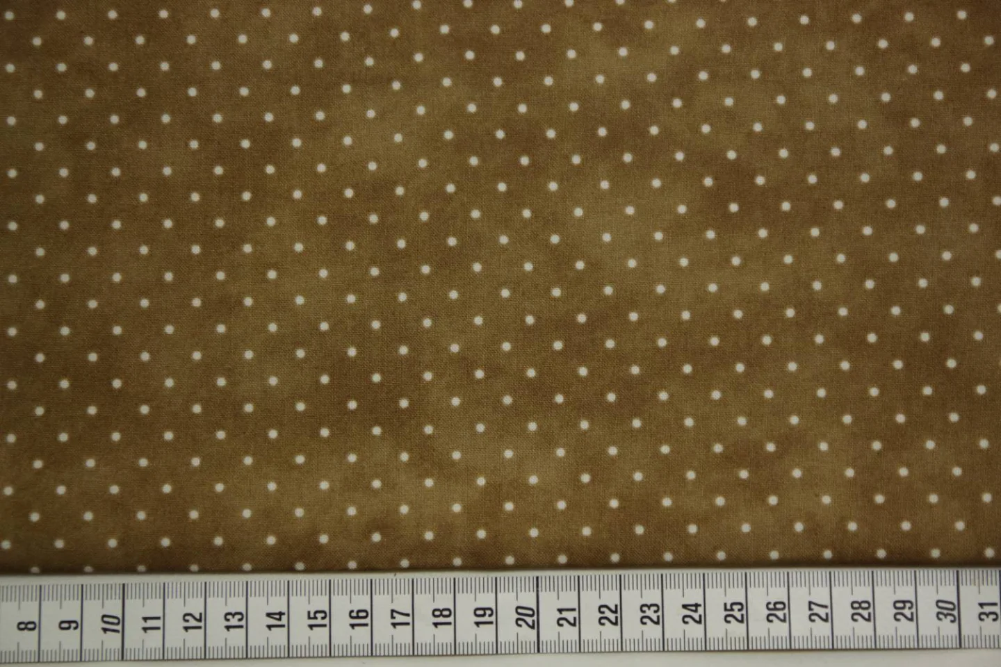 quiltstof-lichtbruin-witte stip-MAS 609.