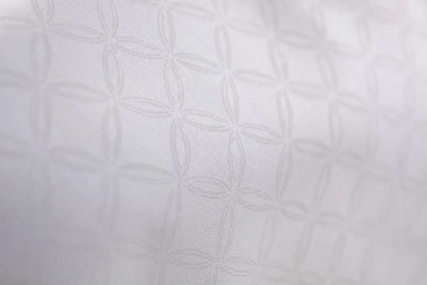 quiltstof-Wit met cathedral window motie.