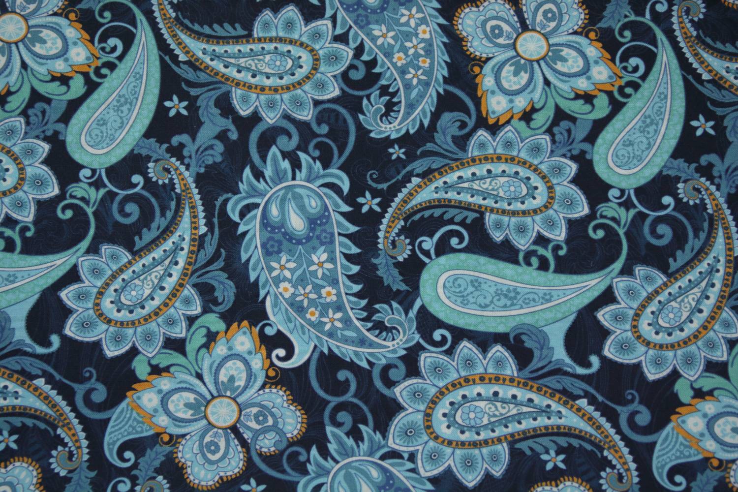 quiltstof-donkerblauw-paisley en vlinder