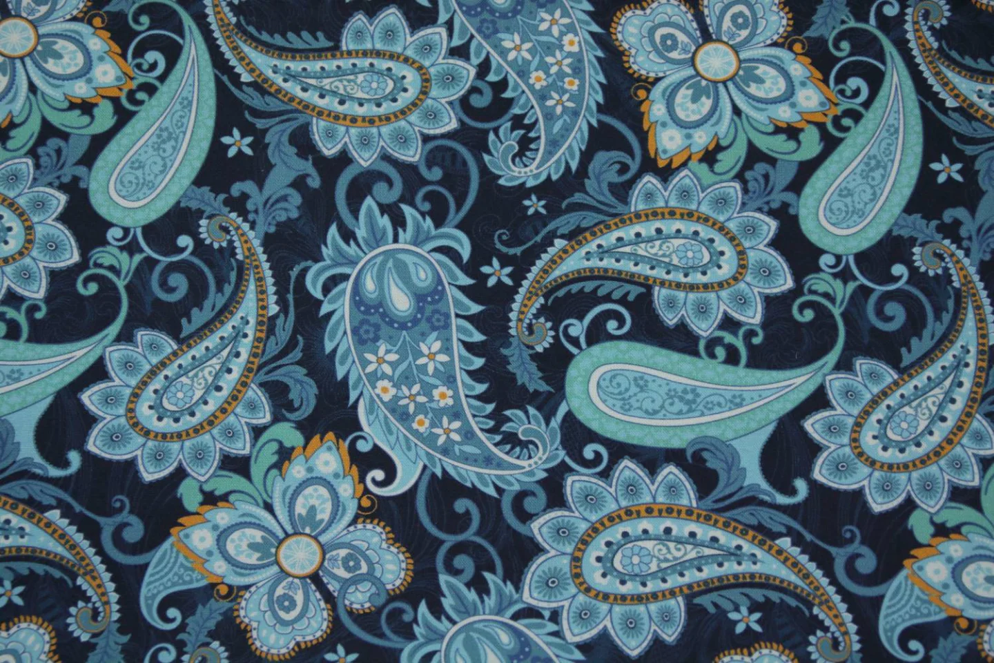 quiltstof-donkerblauw-paisley en vlinder.