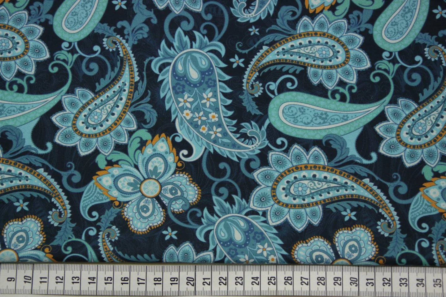 quiltstof-donkerblauw-paisley en vlinder.