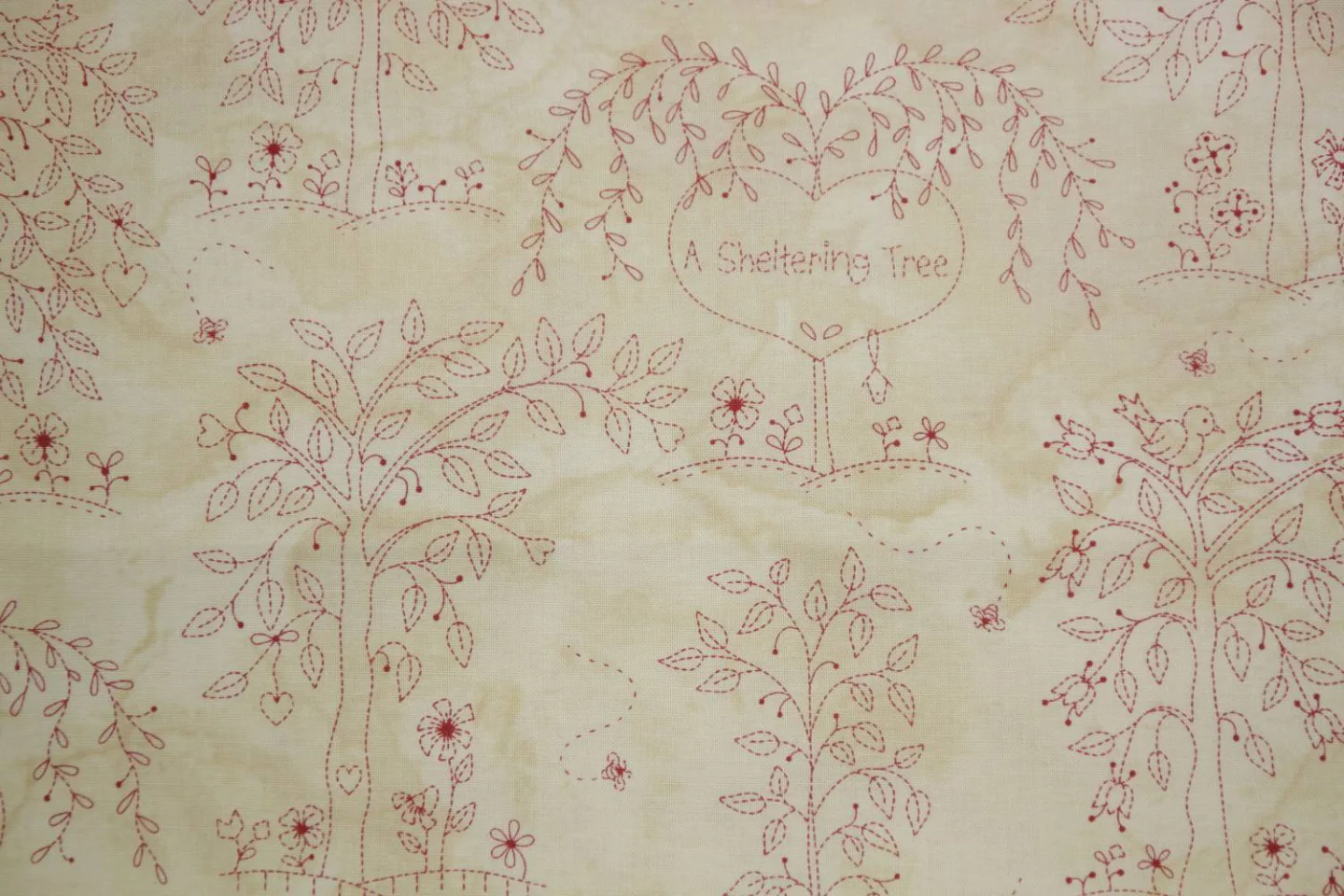 quiltstof-ecru gewolkt-rode stitcherie a.