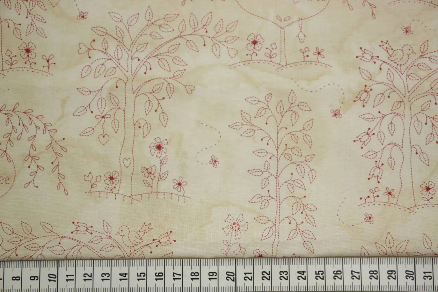 quiltstof-ecru gewolkt-rode stitcherie a.
