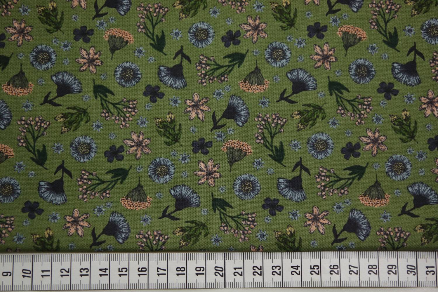 quiltstof-groen-bloemen in blauw,zalm en