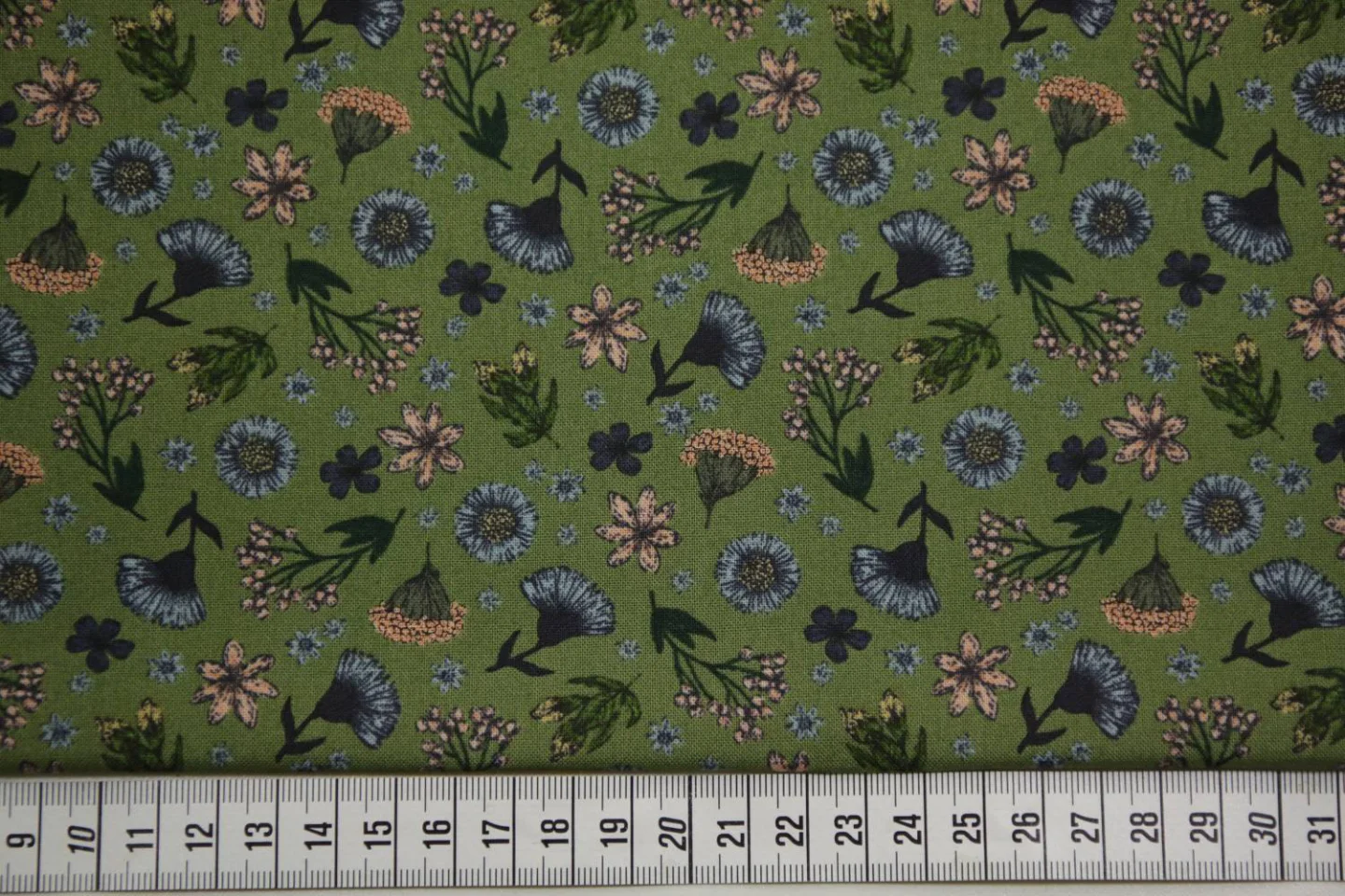 quiltstof-groen-bloemen in blauw,zalm en.