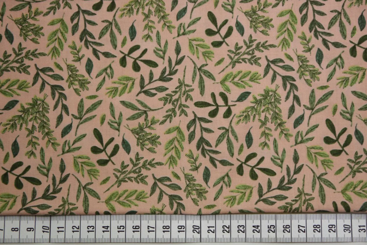 quiltstof-zalmroze-takjes in groentinten.