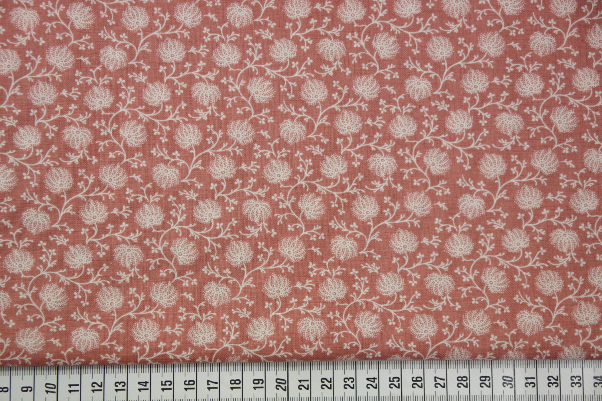 quiltstof-Oudroze met bloemtakjes in ivo