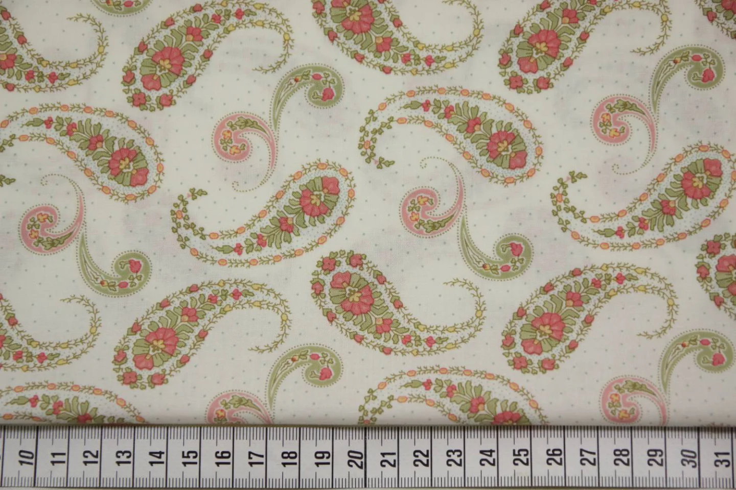 quiltstof-ivoor-paisley in groen en roze.
