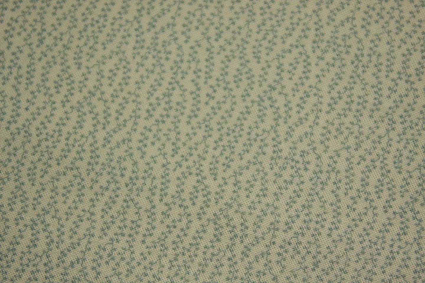 quiltstof-ecru-zeeblauwe slingertakjes-M.