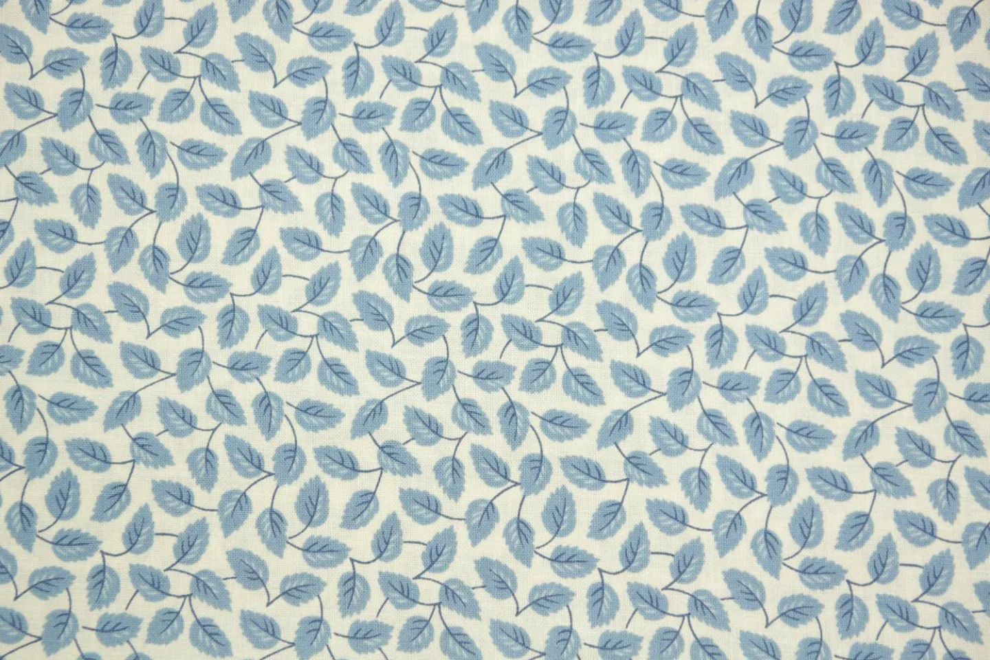 quiltstof-ivoor met blauwe blaadjes-Moda.