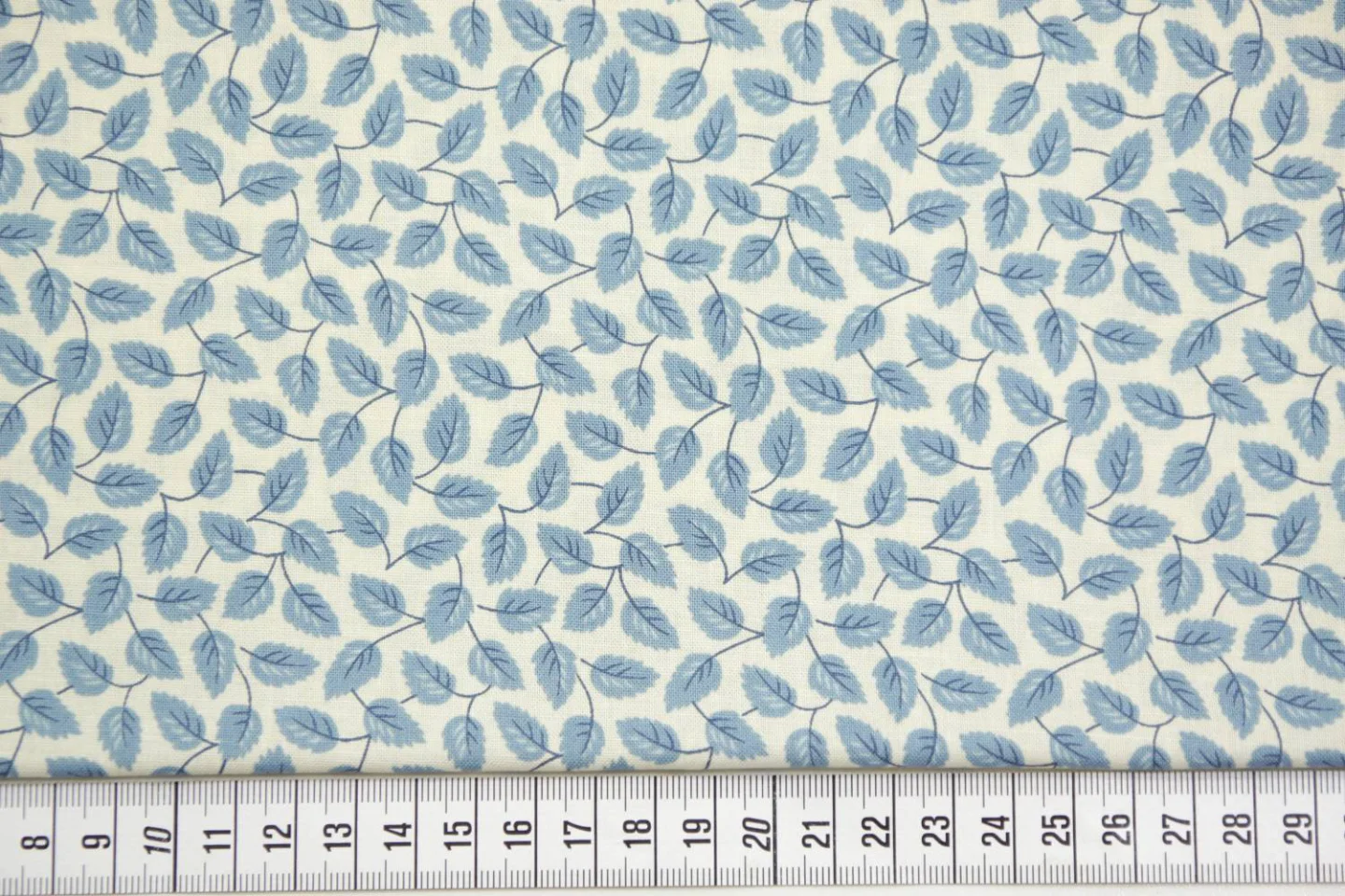quiltstof-ivoor met blauwe blaadjes-Moda.