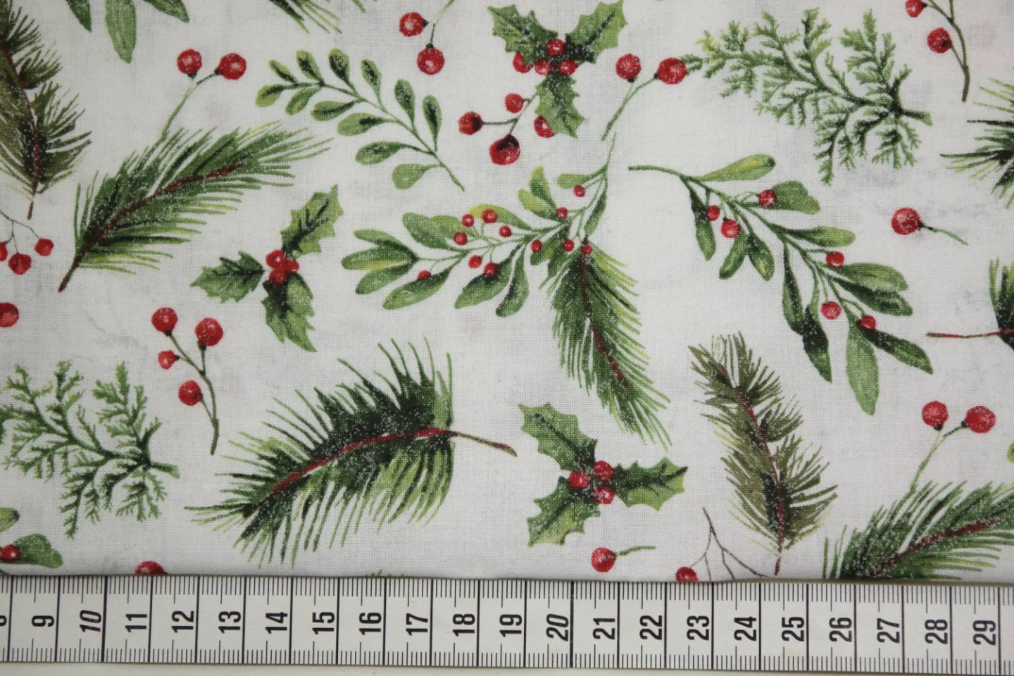quiltstof-wit-kersttakken met rode besse.