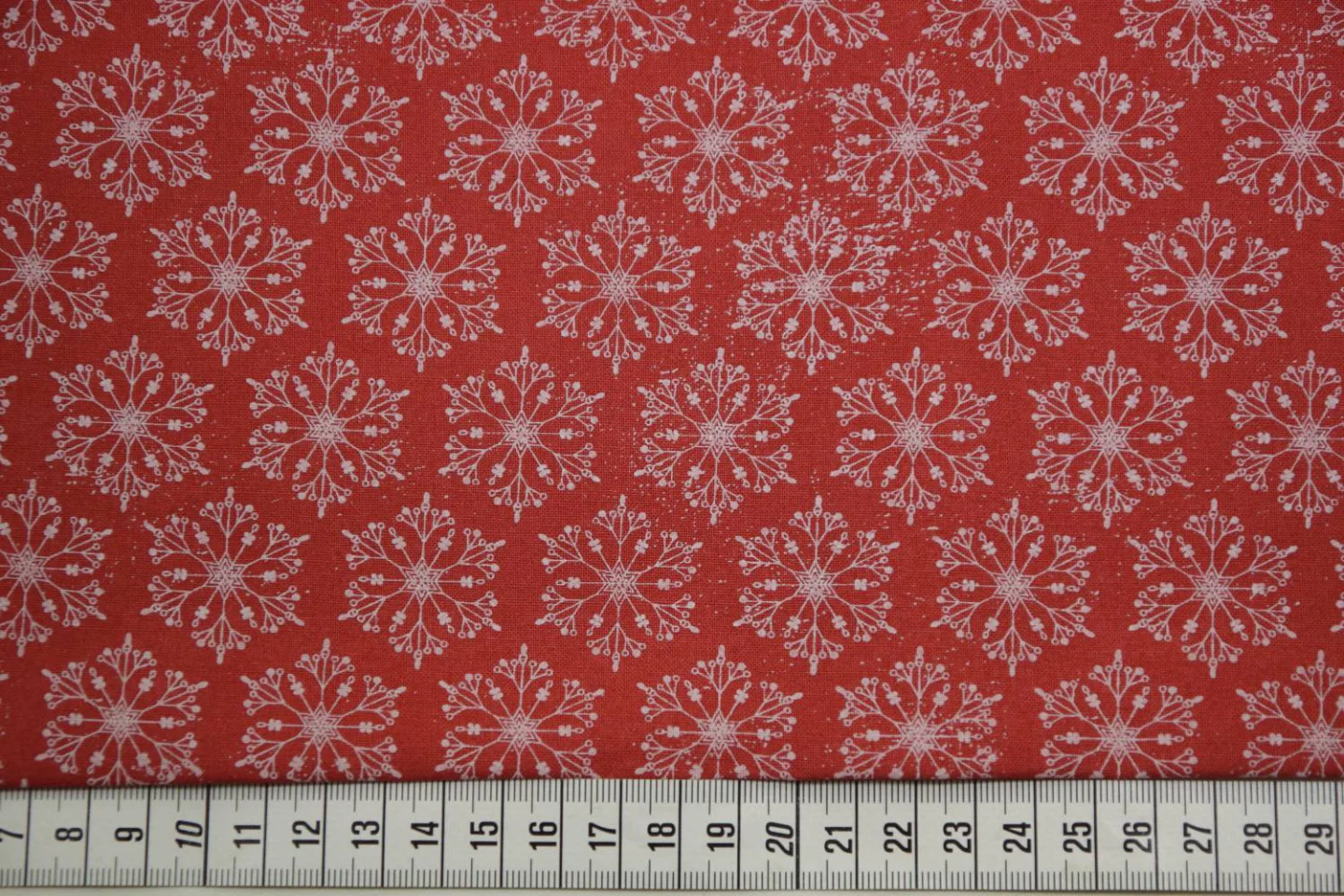 quiltstof-rozerood-witte sneeuwsterren-Y.