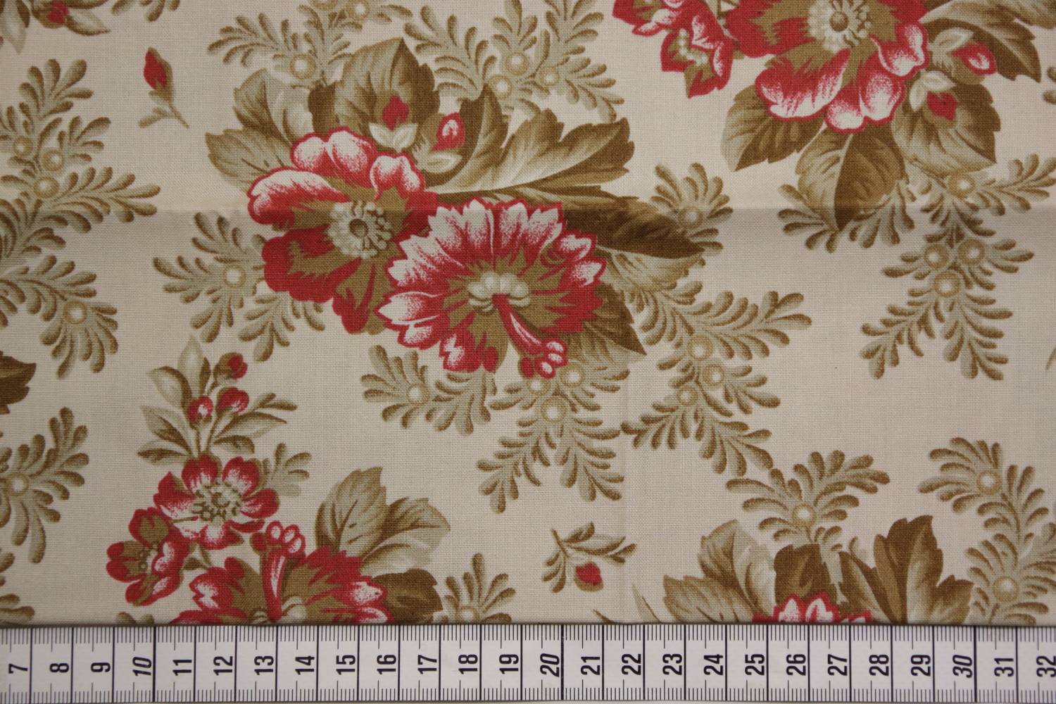 quiltstof-taupe-bloemen in rood, taupe e