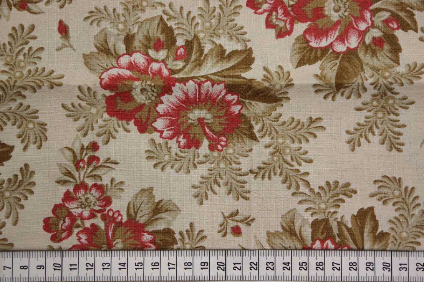 quiltstof-taupe-bloemen in rood, taupe e.
