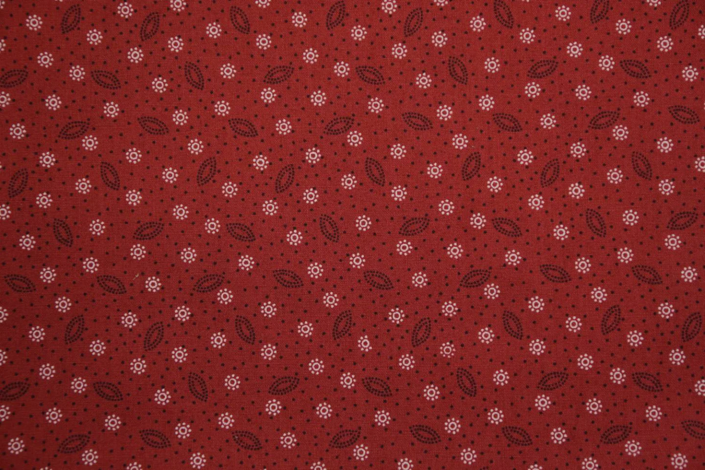 quiltstof-rood-donker bruine blaadjes en.