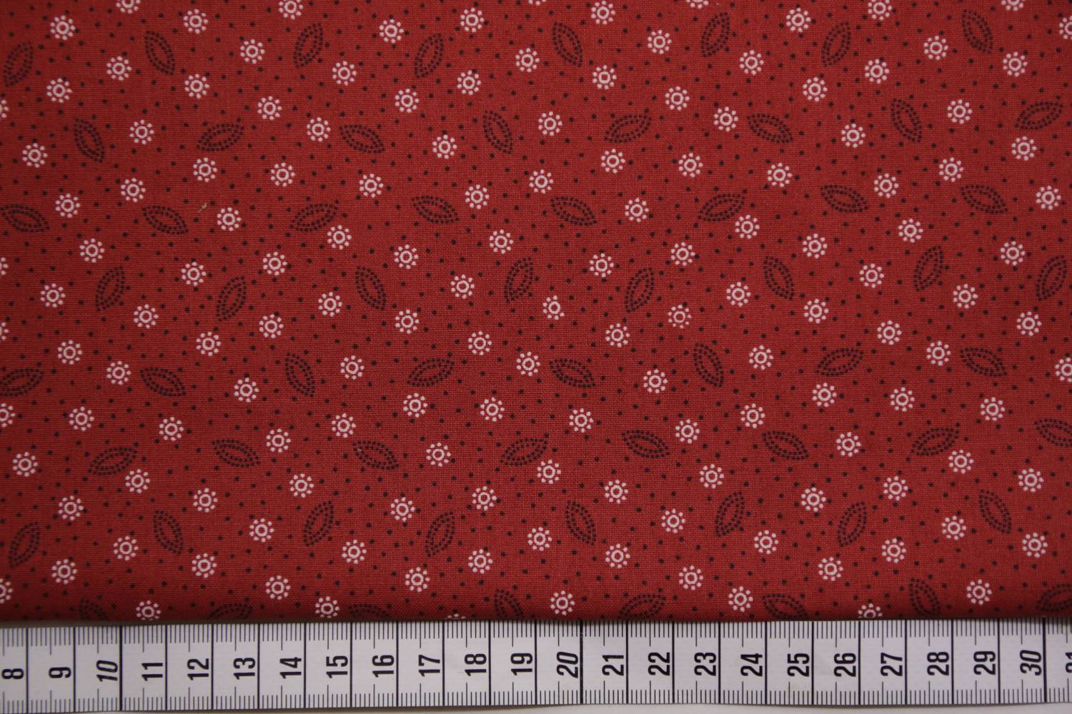 quiltstof-rood-donker bruine blaadjes en