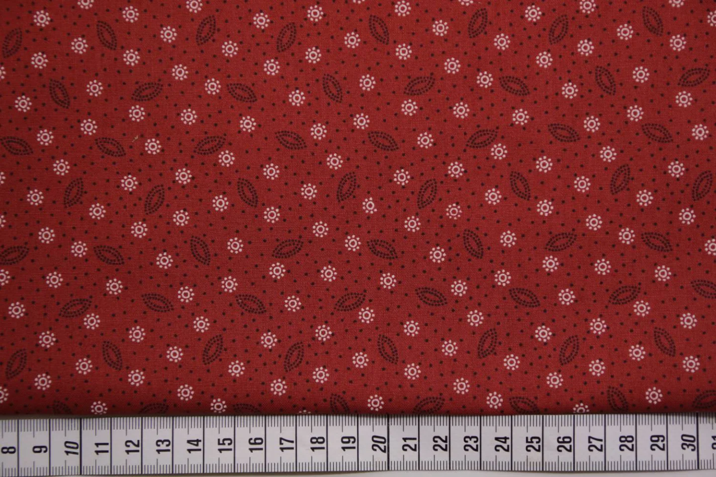 quiltstof-rood-donker bruine blaadjes en.