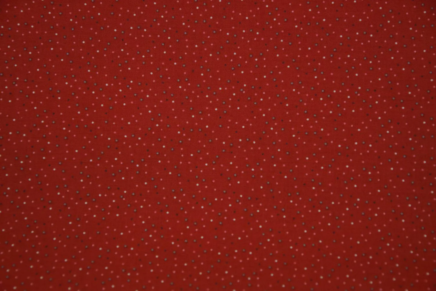 quiltstof- stippen- rood-stipjes in grij.