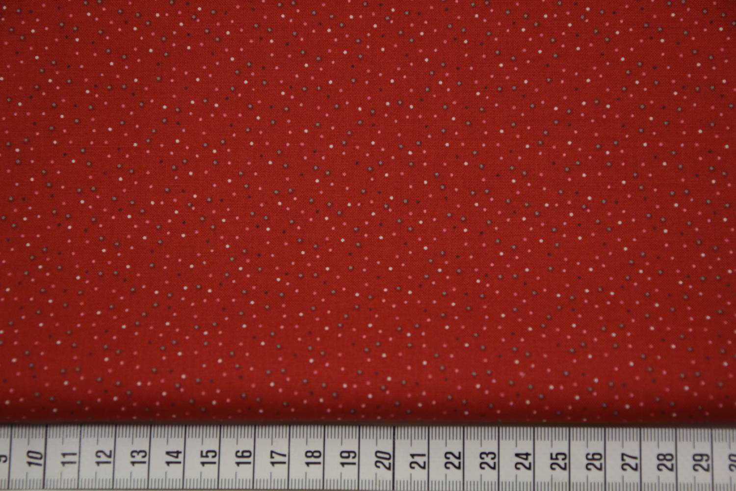 quiltstof- stippen- rood-stipjes in grij