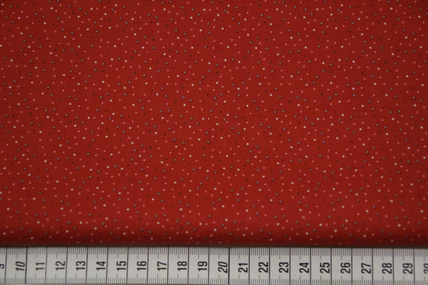 quiltstof- stippen- rood-stipjes in grij.