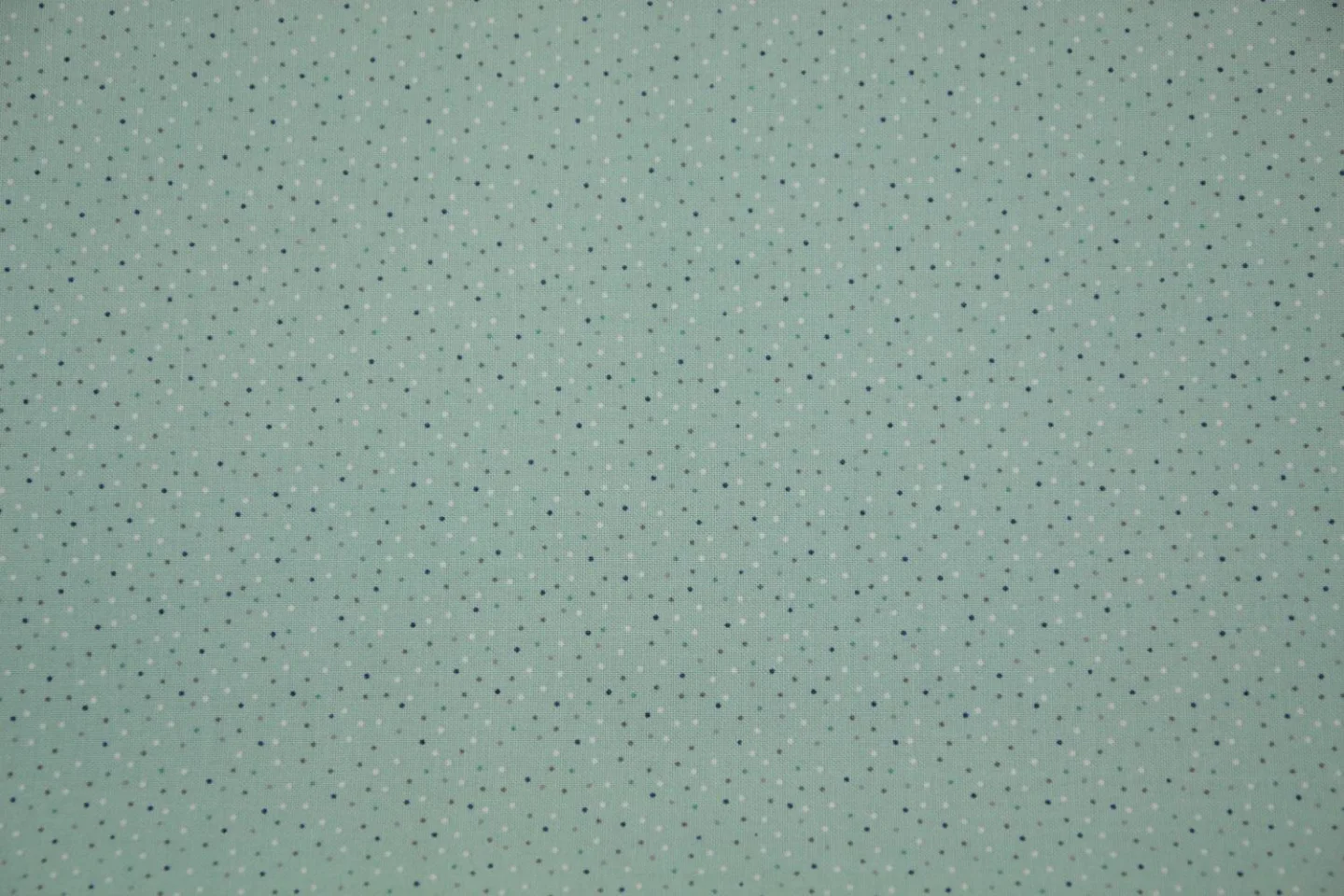 quiltstof-zeegroen-stipjes in grijs, wit.