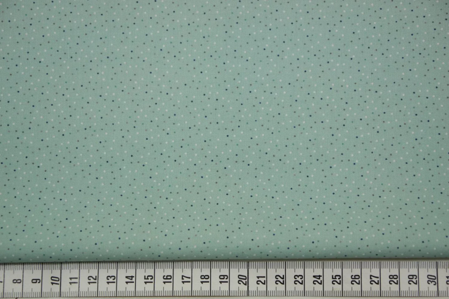 quiltstof-zeegroen-stipjes in grijs, wit.
