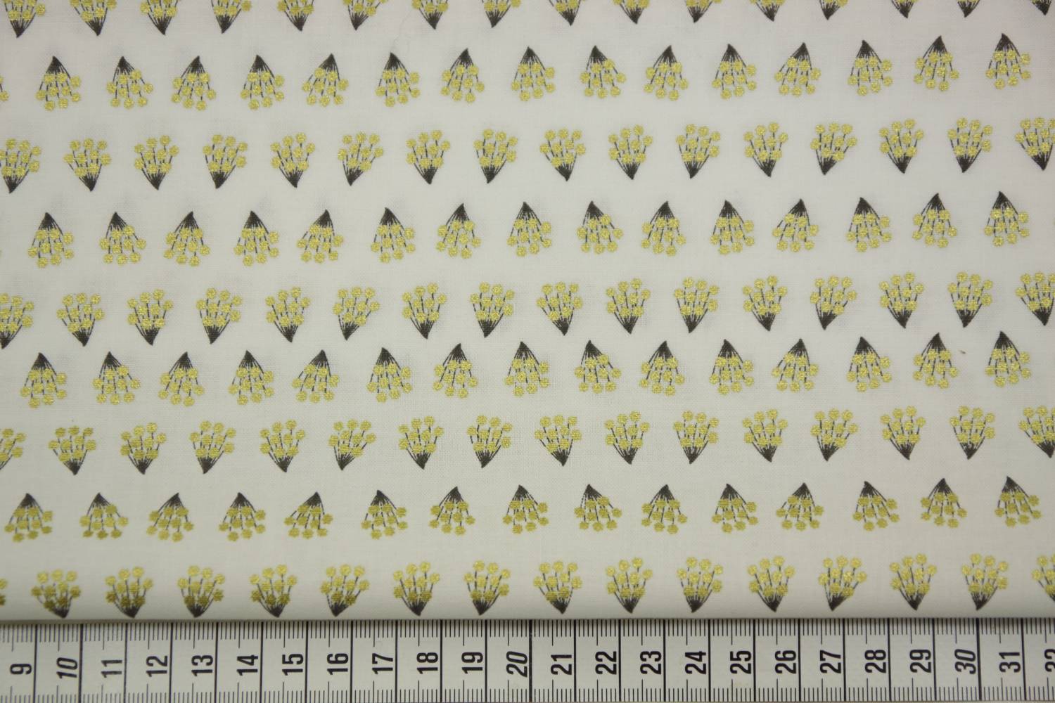 quiltstof-wit-boeketjes met goudaccent-M