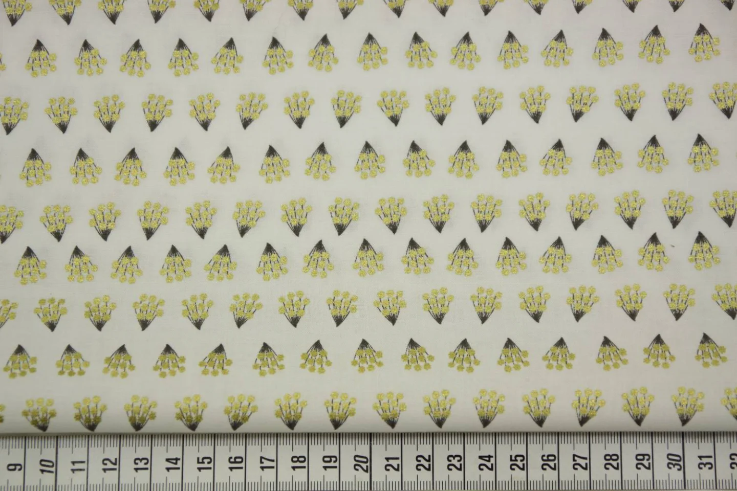 quiltstof-wit-boeketjes met goudaccent-M.