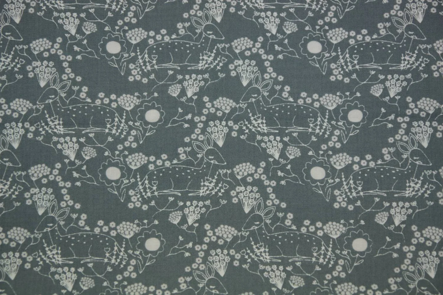 quiltstof-grijsblauw-witte hertjes-Moda-.