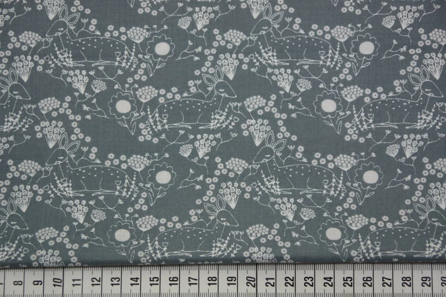 quiltstof-grijsblauw-witte hertjes-Moda-.