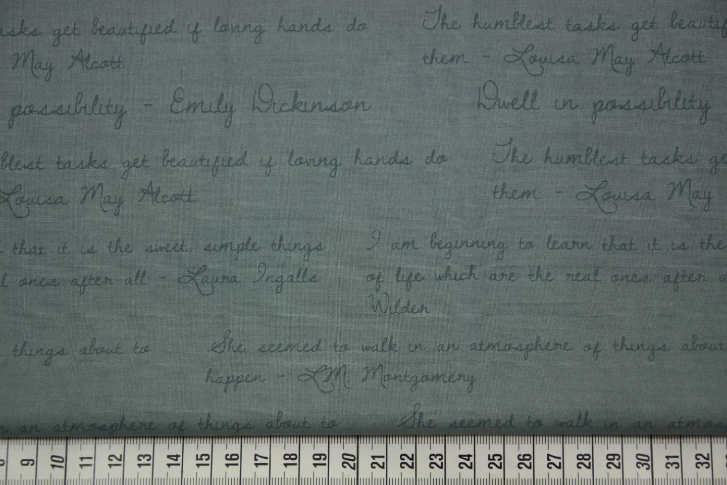 quiltstof-grijsblauw-teksten-Moda-Moda F.