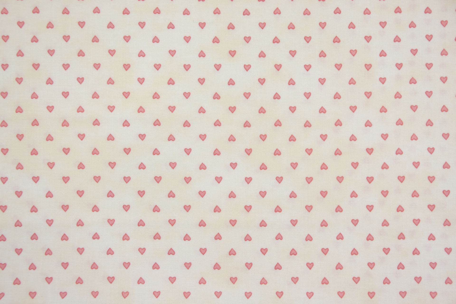 quiltstof-cremegewolkt met roze hartjes