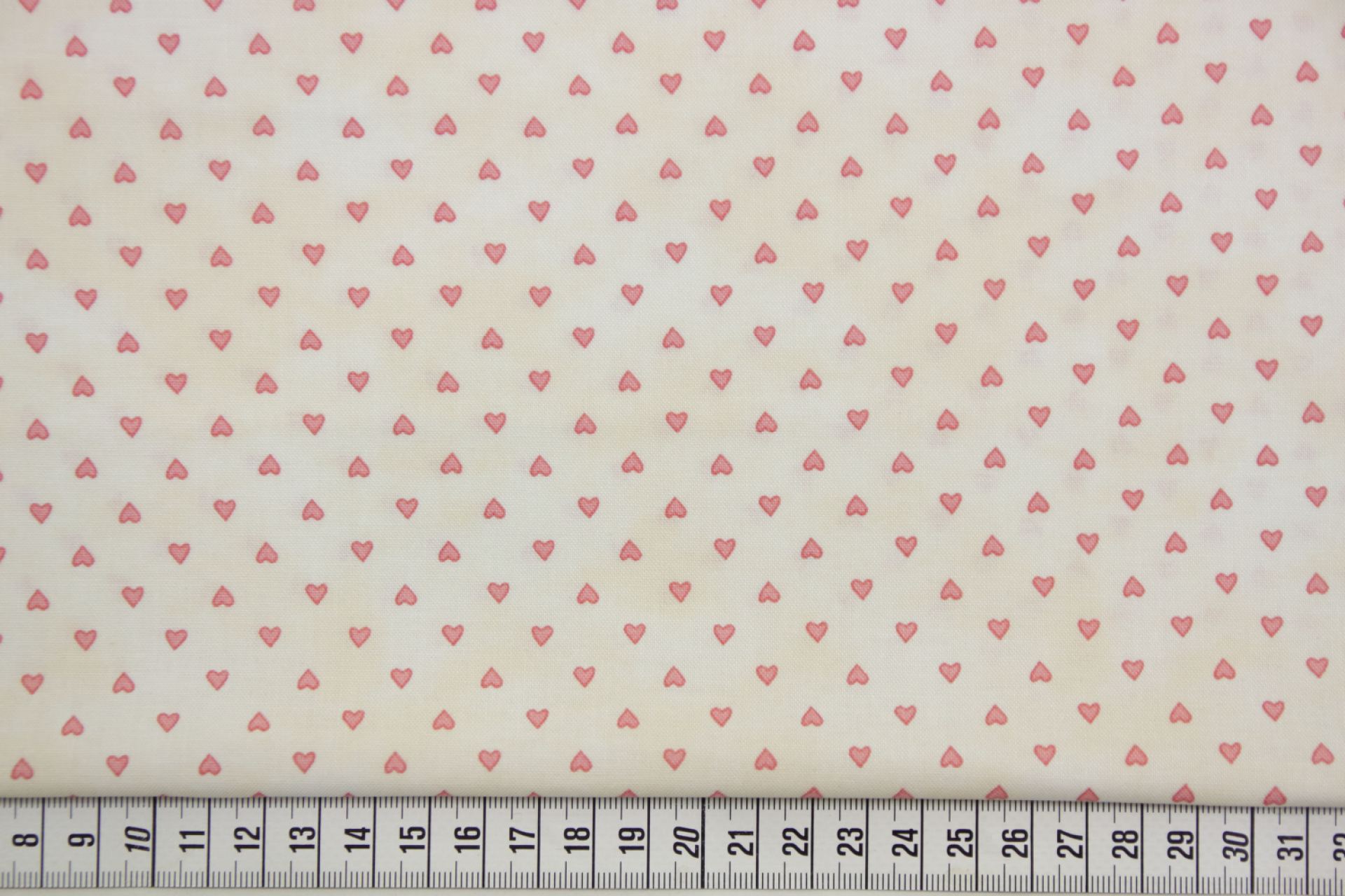 quiltstof-cremegewolkt met roze hartjes