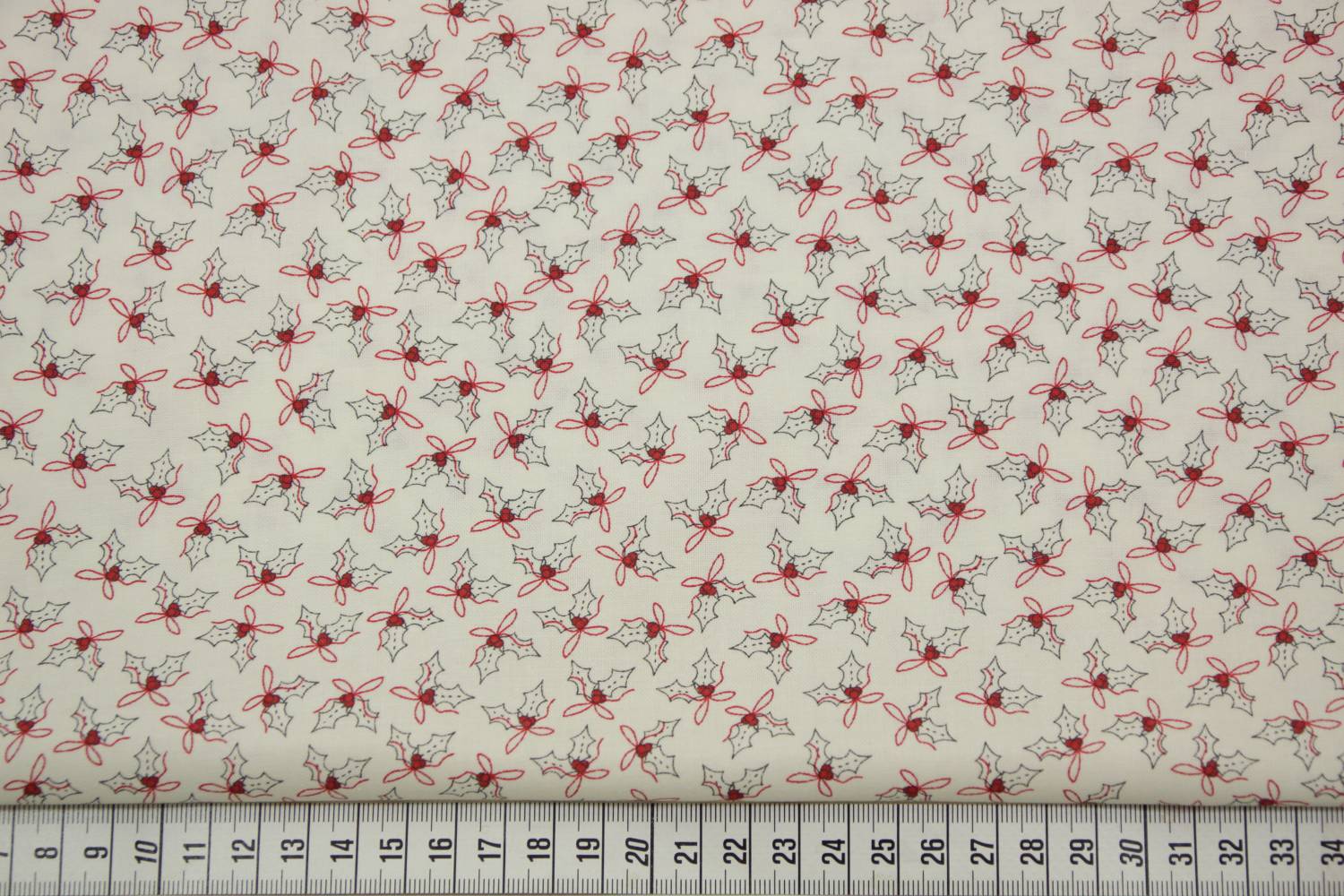 quiltstof-ivoor-hulstblaadjes in rood en