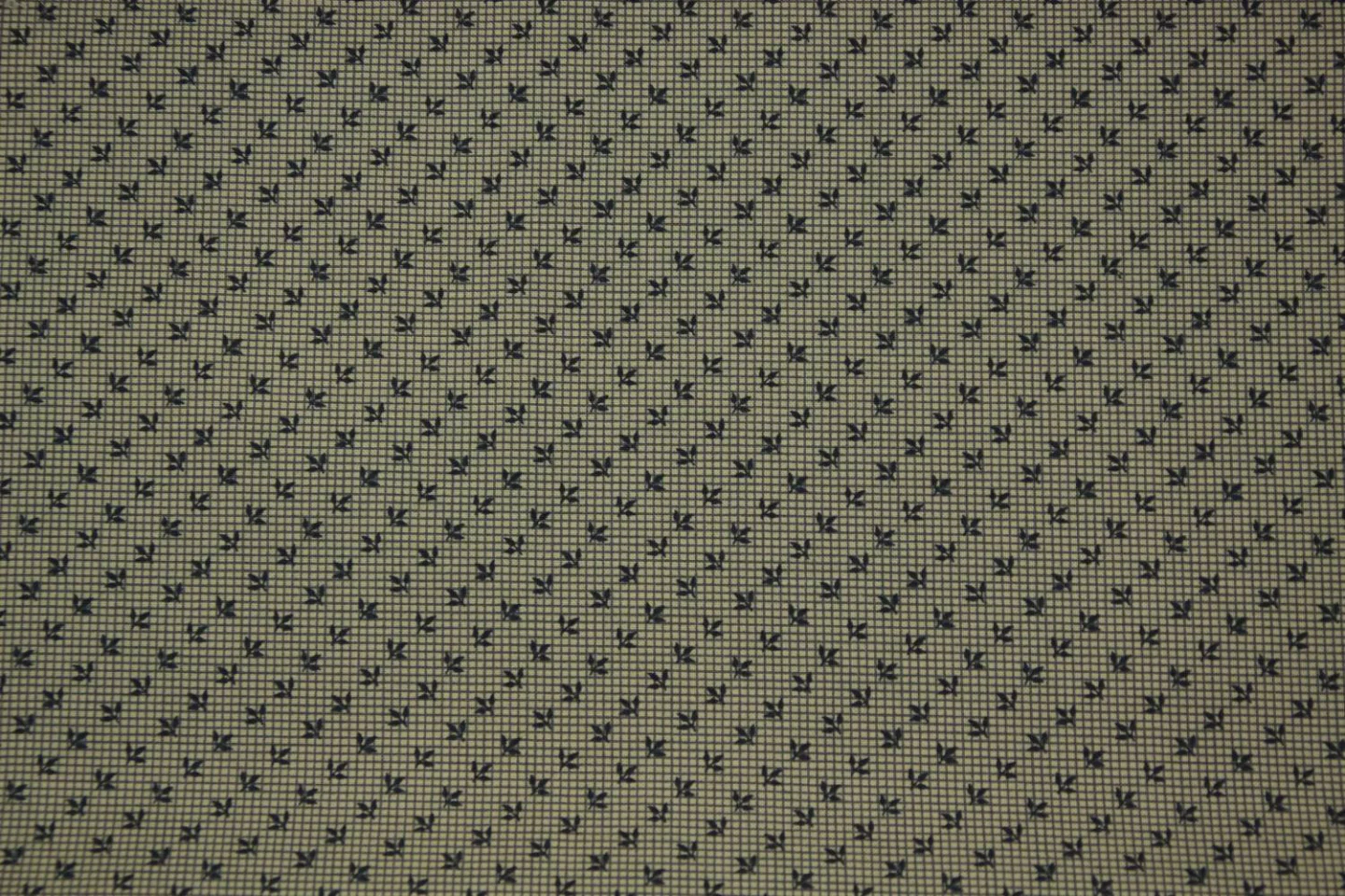 quiltstof-ecru-blauwe blaadjes op ruitje.