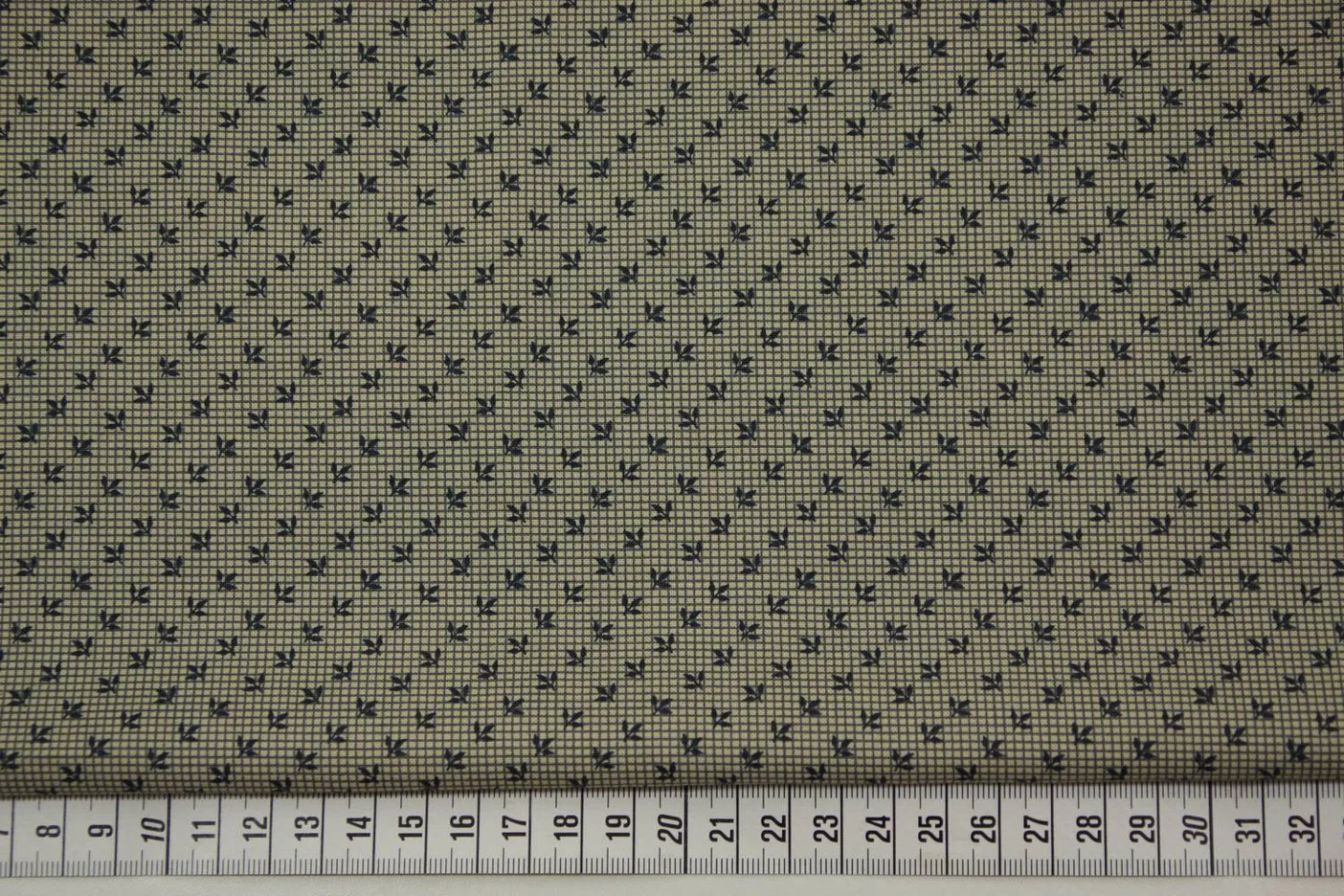 quiltstof-ecru-blauwe blaadjes op ruitje.