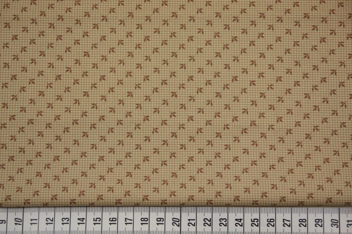 quiltstof-ecru-bruine blaadjes op ruitje.