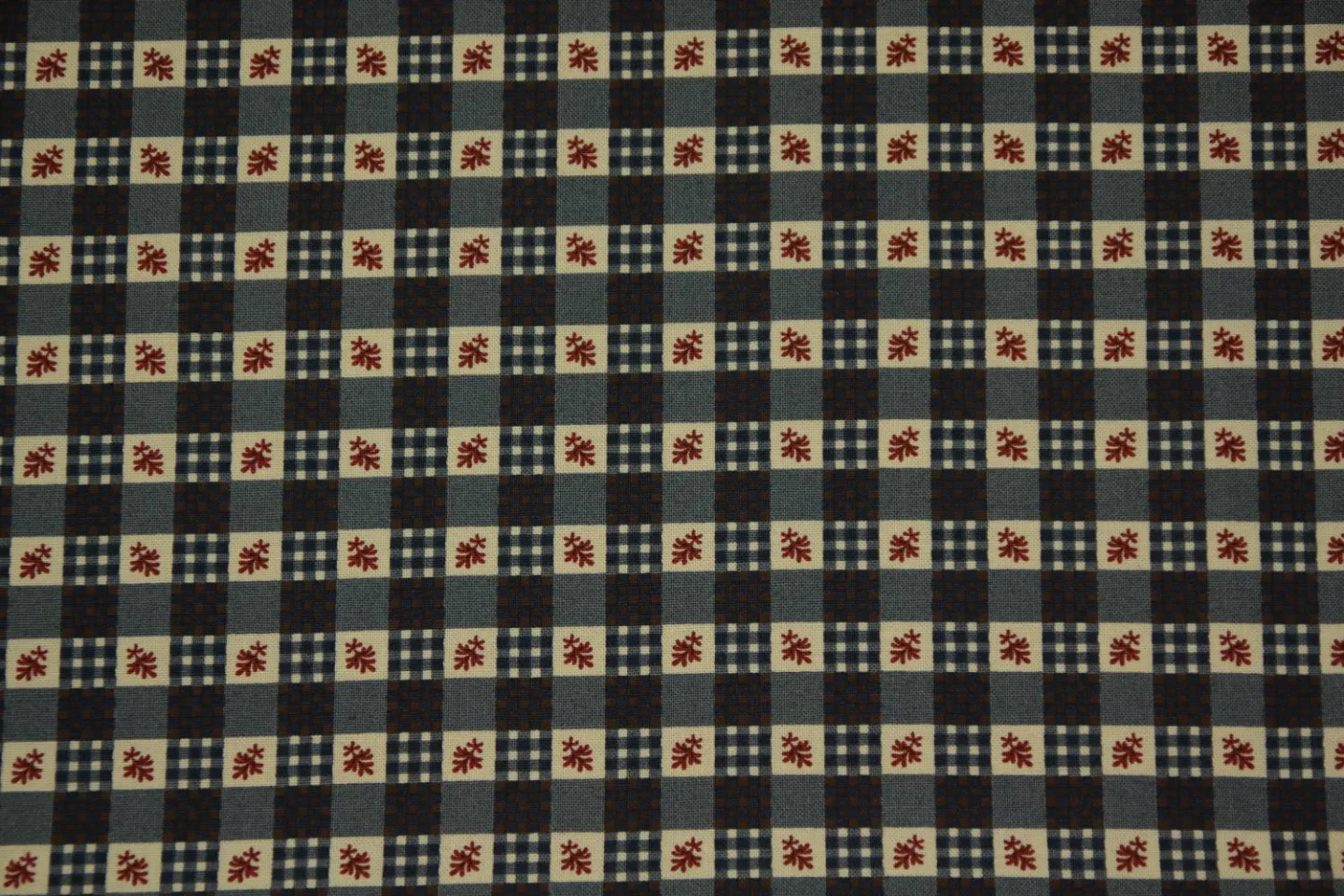 quiltstof-ecru-blauw-bedrukte ruitjes-Mo.