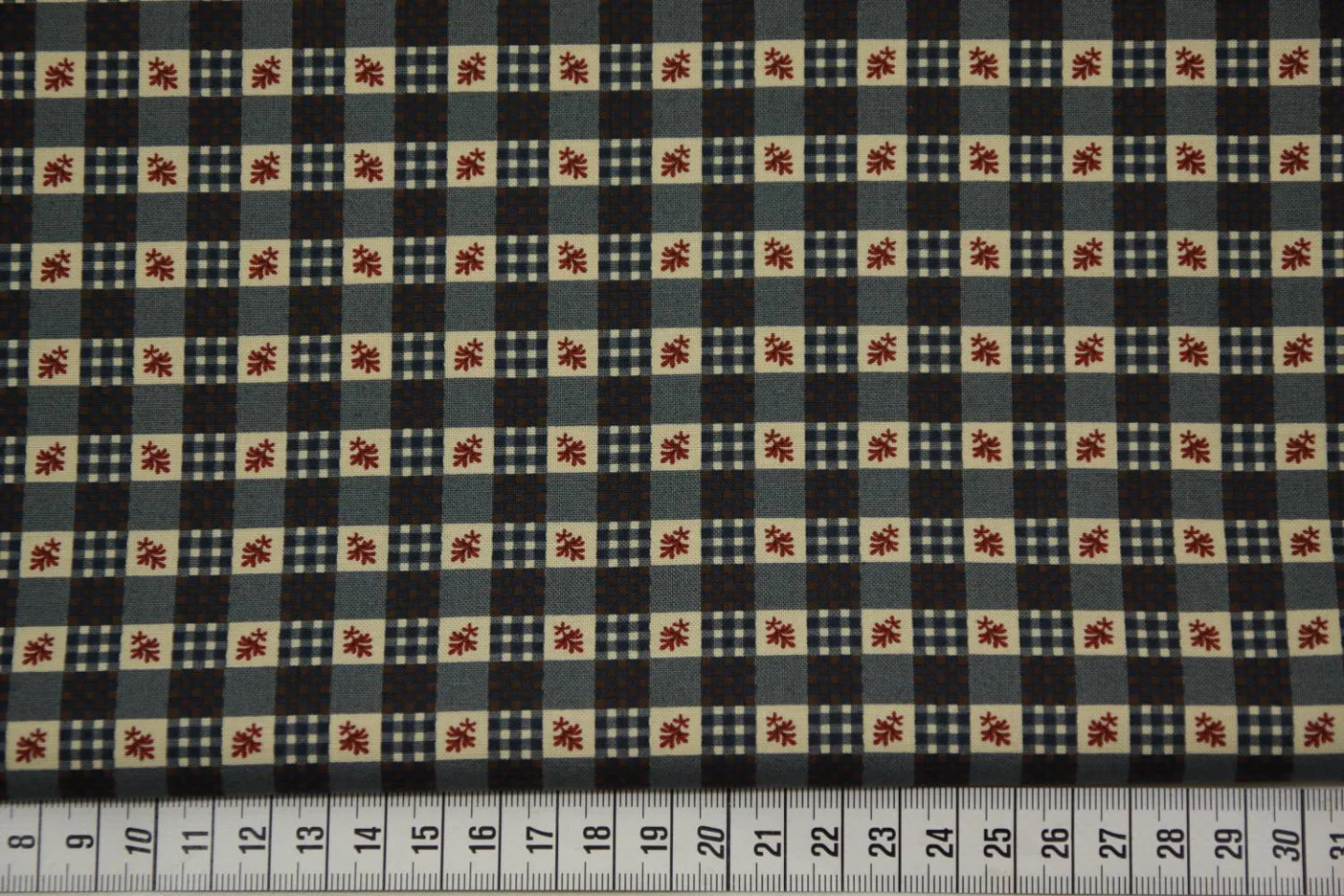quiltstof-ecru-blauw-bedrukte ruitjes-Mo.