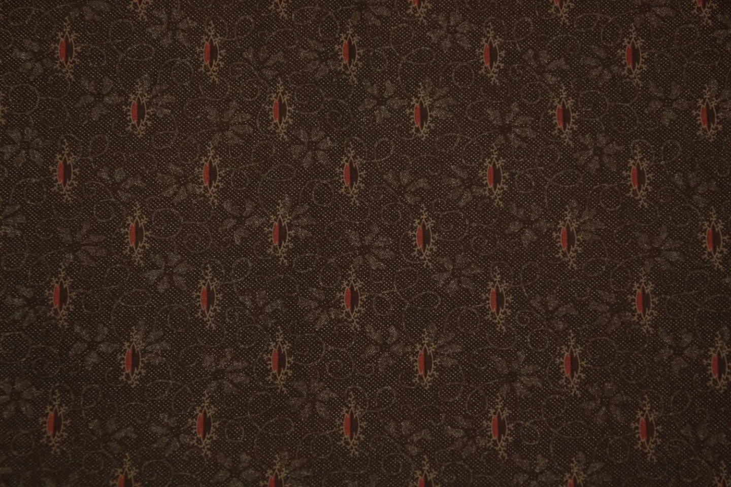 quiltstof bruin-motief in rood en beige-.